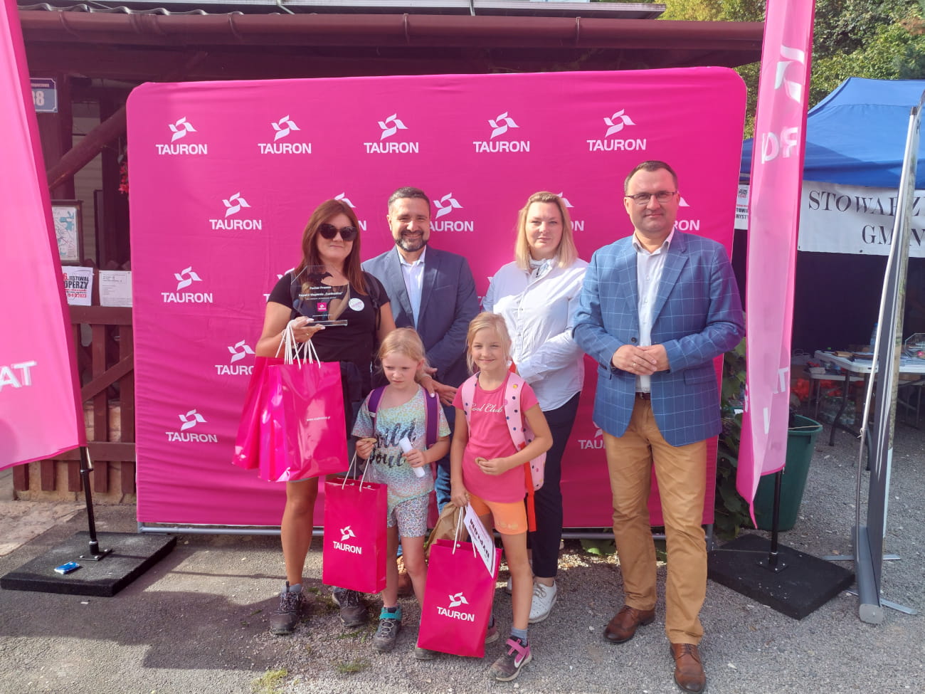 Prezes Kopalni Wapienia „Czatkowice” wraz z zaproszonymi gośćmi, wręczają pamiątkową statuetkę oraz nagrody za zdobycie 1 miejsca w grze terenowej „W Jaskiniowej Dolinie”.