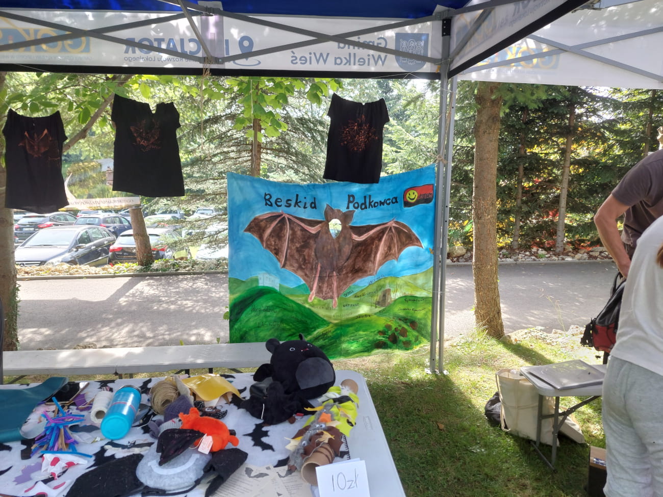 Stoisko edukacyjno-animacyjne Polskiego Towarzystwa Przyjaciół Przyrody „pro Natura”. Stoisko oferowuje m.in. własnoręczne wykonanie nietoperza z materiału oraz zrobienie pamiątkowego zdjęcia za nietoperzową ścianką.