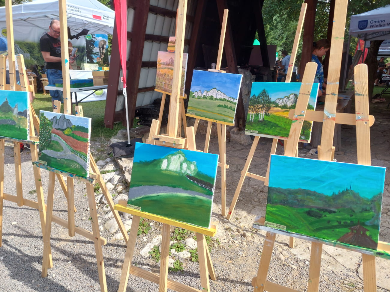 Wystawa pokonkursowa prac malarskich. Prace przedstawiają wapienne ostańce skalne, znajdujące się na Jurze Krakowsko-Częstochowskiej