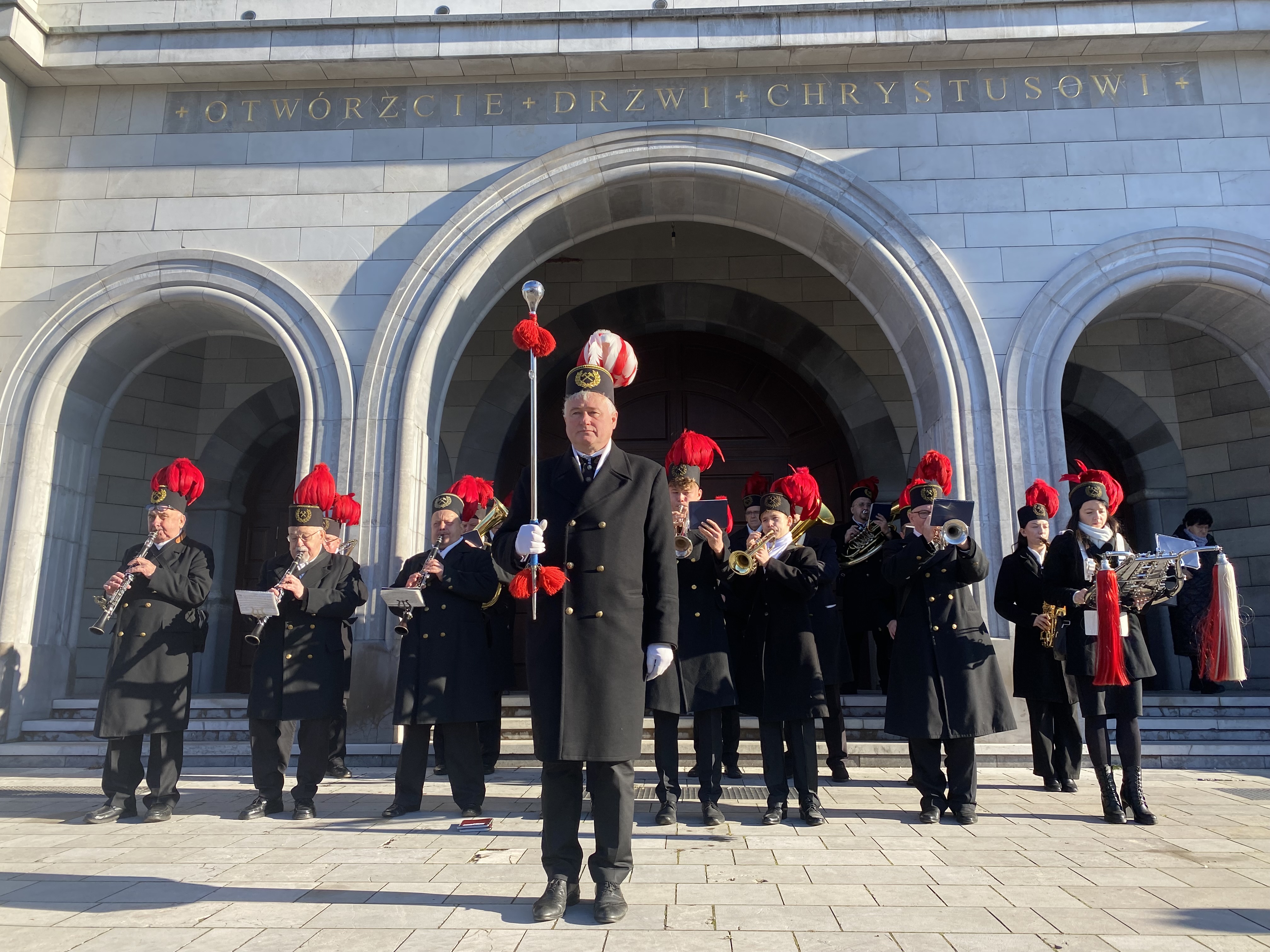 Orkiestra górnicza przed kościołem