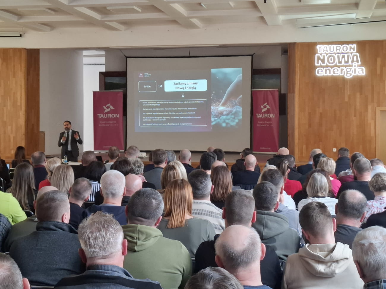 Wiceprezes Tauron Polska Energia w auli Kopalni Wapienia "Czatkowice" sp. z o.o. prezentuje nową strategię pracownikom