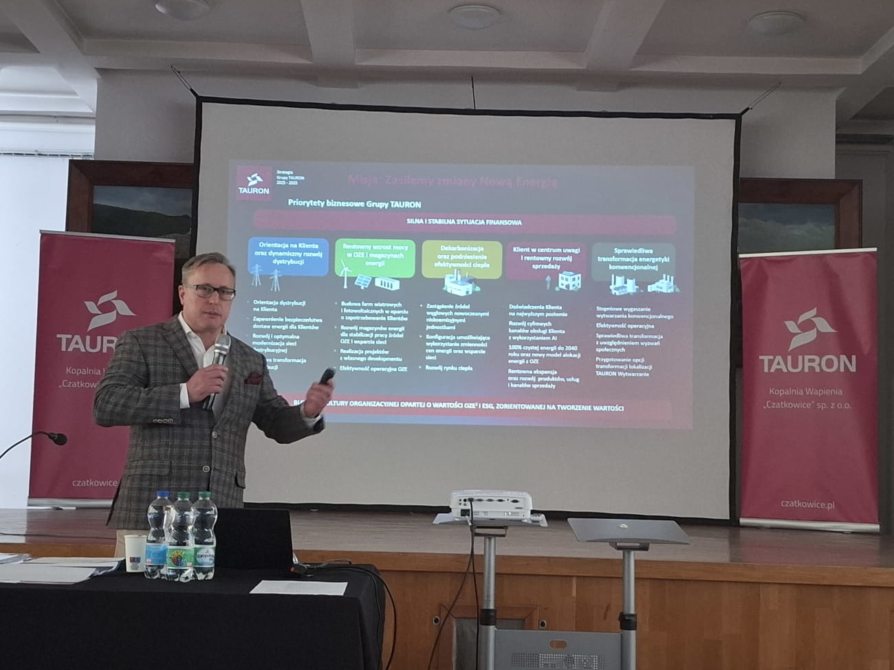 Prezes Kopalni Wapienia "Czatkowice" występuje z prezentacją na temat strategii Kopalni. W tle prezentacja