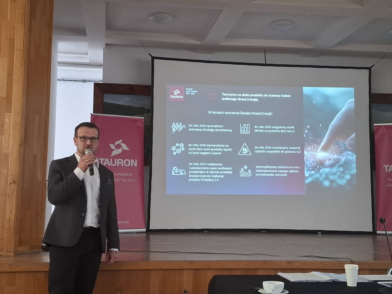 Wiceprezes Kopalni Wapienia "Czatkowice" przemawia do zgromadzonych Pracowników. W tle prezentacja