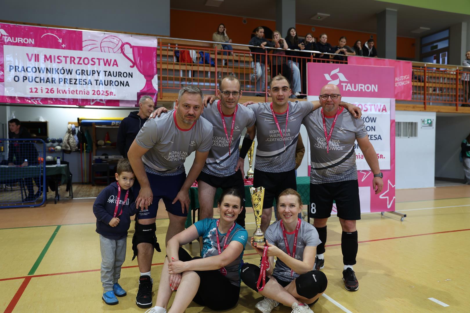 Drużyna Kopalni Wapienia Czatkowice z pucharem i medalami za zajęcie 3 miejsca w VII Mistrzostwach Pracowników Grupy TAURON