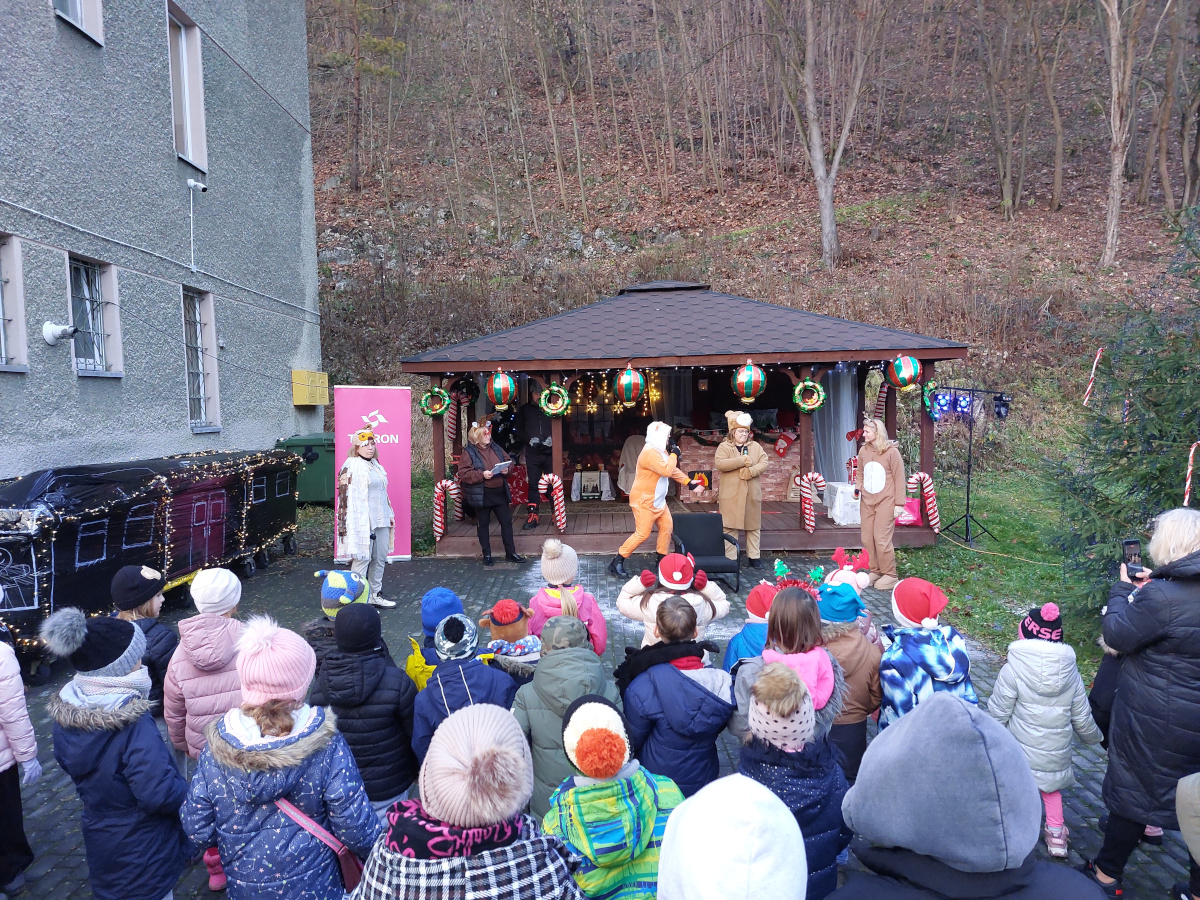 Spektakl teatralny dla dzieci w wykonaniu lokalnej grupy teatralnej w Czernej z okazji imprezy "Spotkanie przy choince"