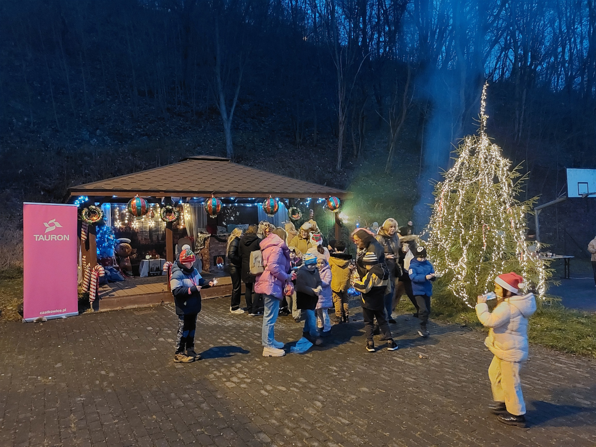 Wieczorne zapalenie choinki przez uczestników imprezy  "Spotkanie przy choince" w Czernej