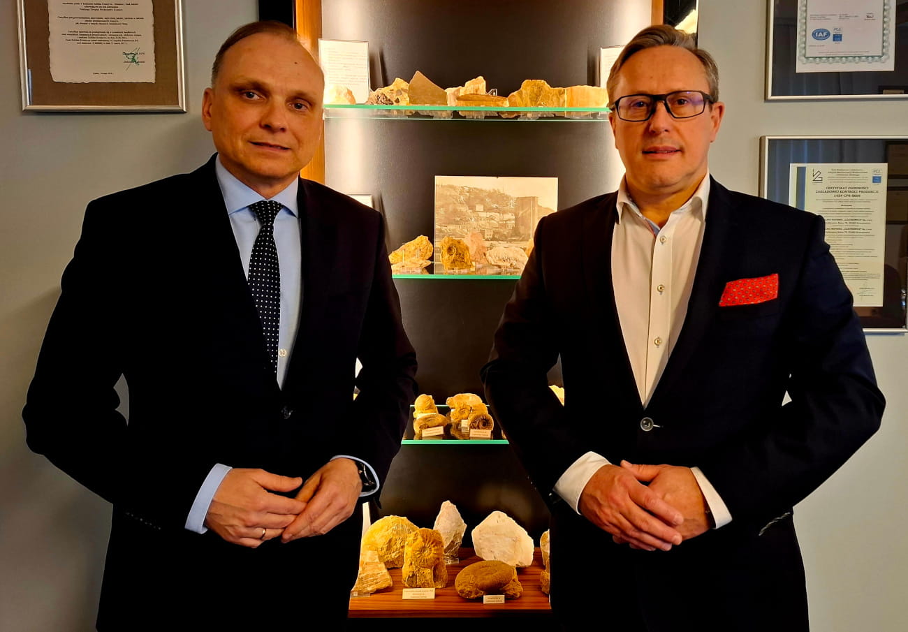 Krzysztof Kuczmański i Paweł Pichniarczyk pozują do zdjęcia przy gablocie