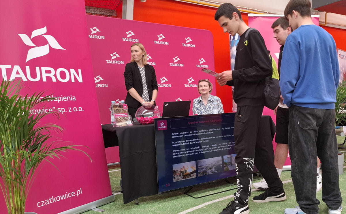 Przedstawiciele Kopalni Wapienia “Czatkowice” sp. z o.o. rozmawiają z licealistami z Zespołu Szkół im. Wincentego Witosa w Giebułtowie. Licealiści oglądają prezentację multimedialną dotyczącą Spółki oraz trzymają rękach ulotkę na temat praktyk zawodowych