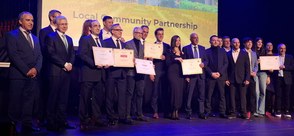 Laureaci stoją na scenie.