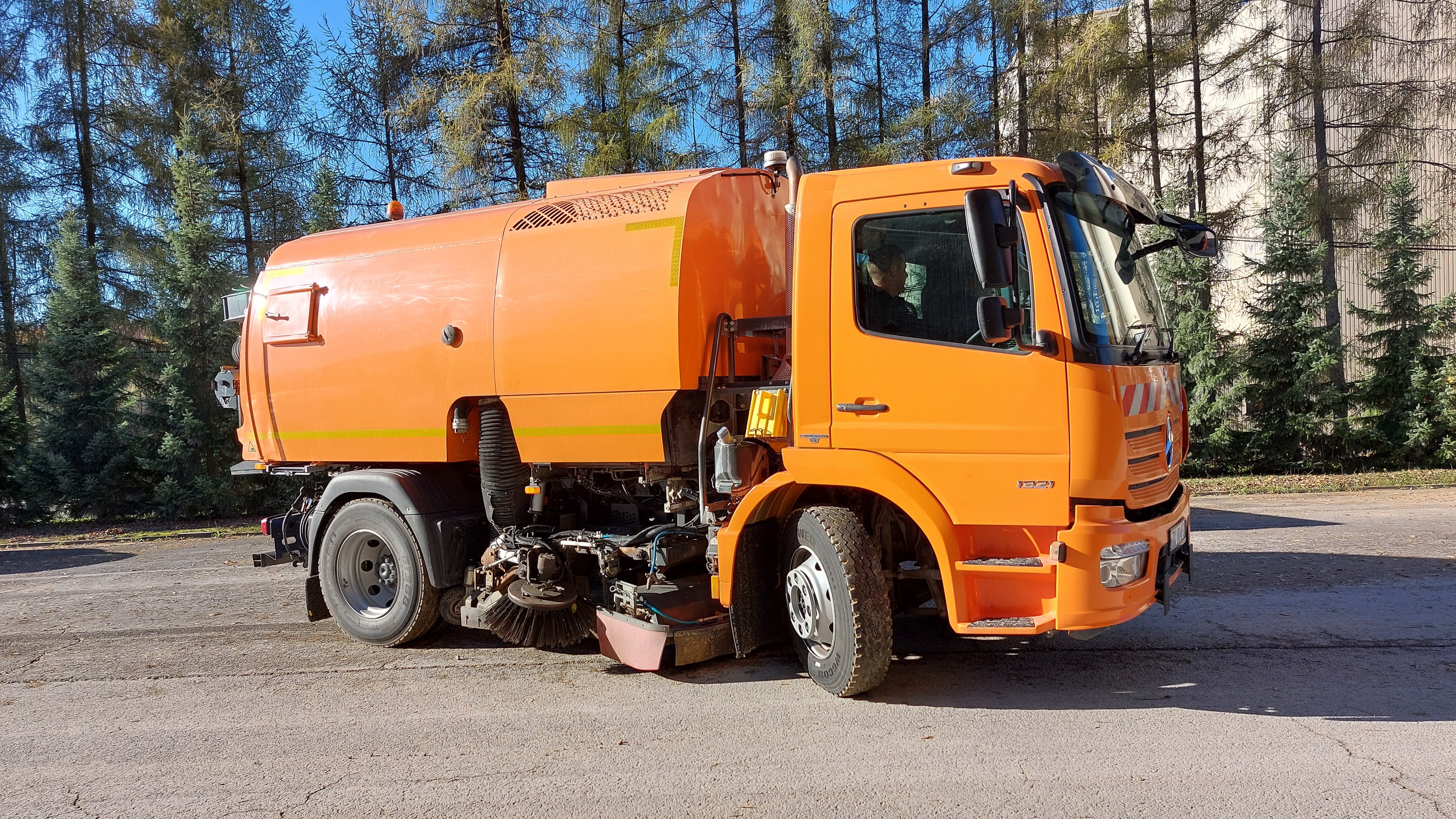 Zamiatarka MERCEDES-BENZ w kolorze pomarańczowym, zaprezentowana na terenie Kopalni
