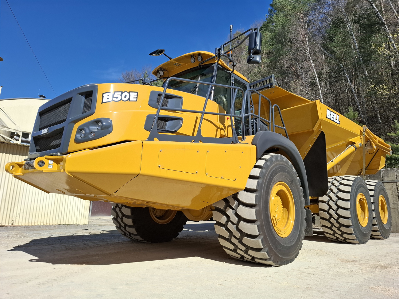 Wozidło Bell B50e z przybliżenia